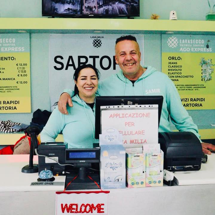 Interno del servizio Lavasecco Via Emilia con capi in lavorazione